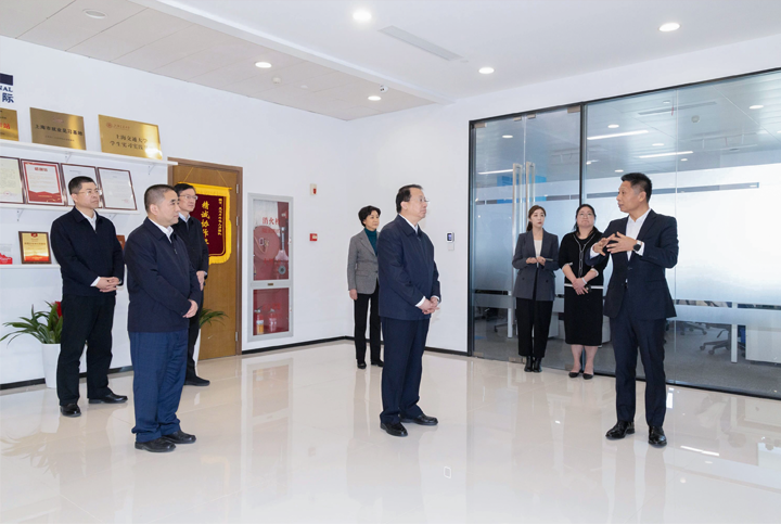 上海市长龚正一行察看AI知名人力资源服务公司公海gh555000aa国际的AI赋能人力资源数据动态分析平台